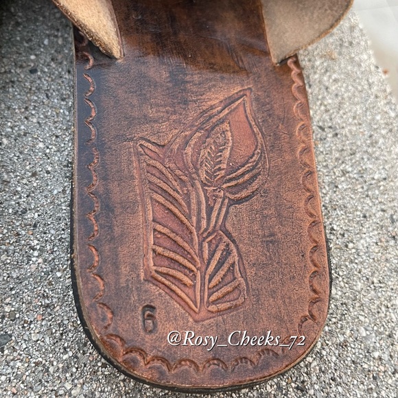 Mexican Leather Huarache Sandals for women with embroidered flowers. - Picture 2 of 4